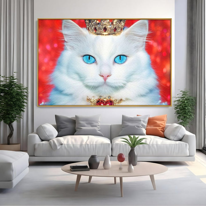 Tablou canvas cu tablou canvas cu pisica alba regala, in rama de aluminiu auriu, pe perete intr-un living