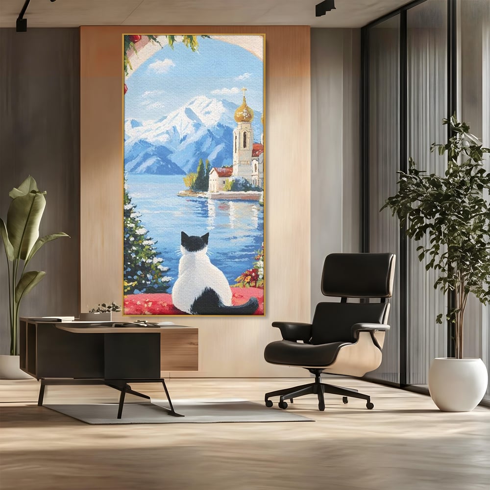 Tablou canvas cu tablou canvas cu pisica privind spre munte, in rama de aluminiu auriu, pe perete intr-un birou