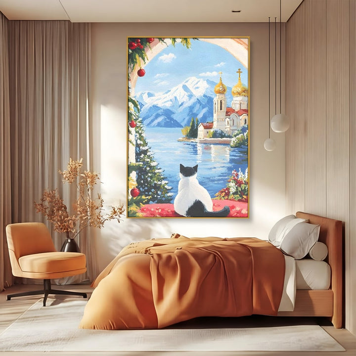 Tablou canvas cu tablou canvas cu pisica privind spre munte, in rama de aluminiu auriu, pe perete intr-un dormitor