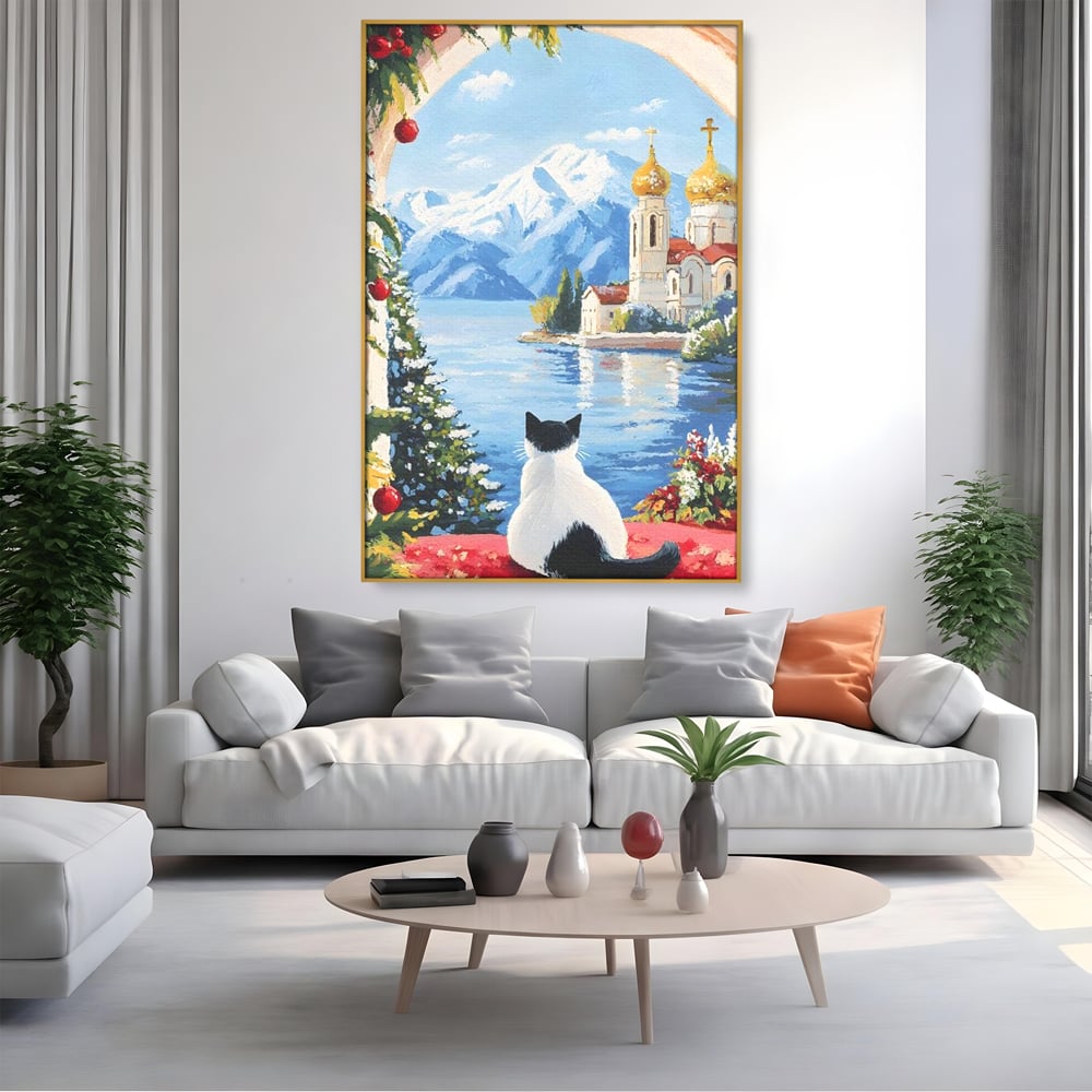 Tablou canvas cu tablou canvas cu pisica privind spre munte, in rama de aluminiu auriu, pe perete intr-un living