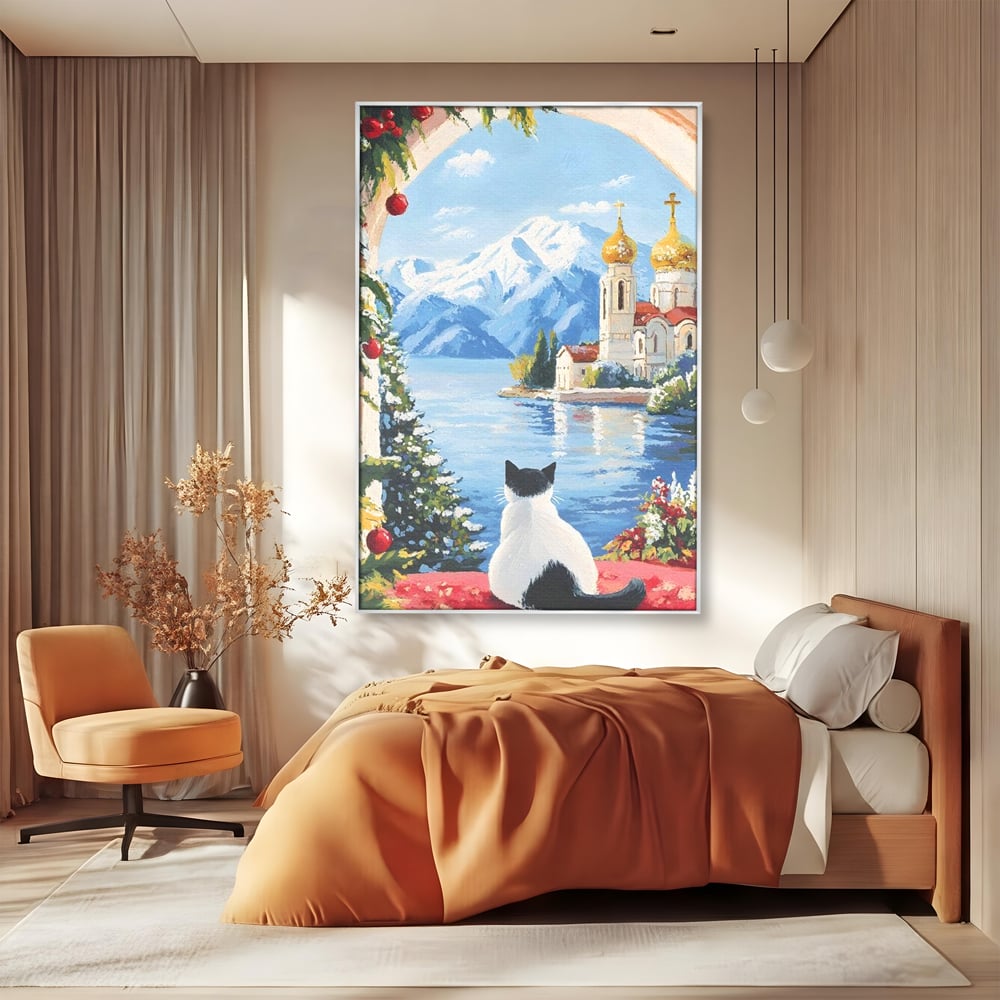 Tablou canvas cu tablou canvas cu pisica privind spre munte, in rama de aluminiu argintiu, pe perete intr-un dormitor