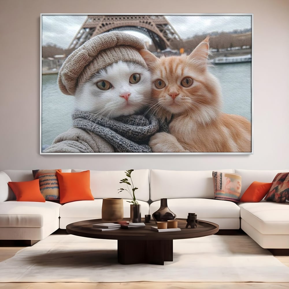 Tablou canvas cu tablou canvas cu pisici in paris, in rama de aluminiu argintiu, pe perete intr-un living