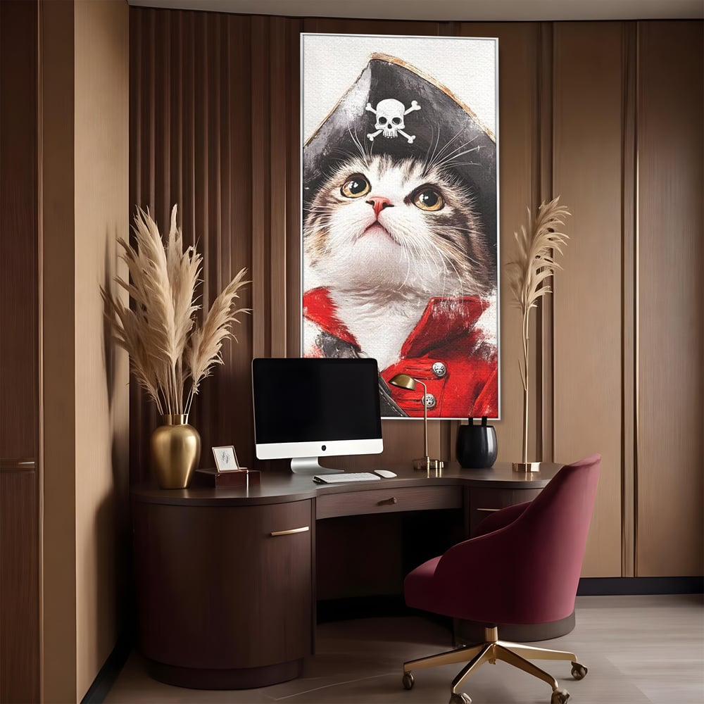 Tablou canvas cu tablou canvas cu motan pirat, in rama de aluminiu argintiu, pe perete intr-un birou