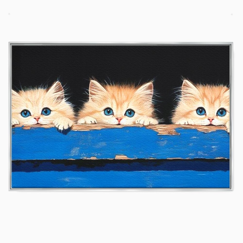 Tablou canvas cu ilustratie digitala cu trei pisicute, in rama de aluminiu argintiu