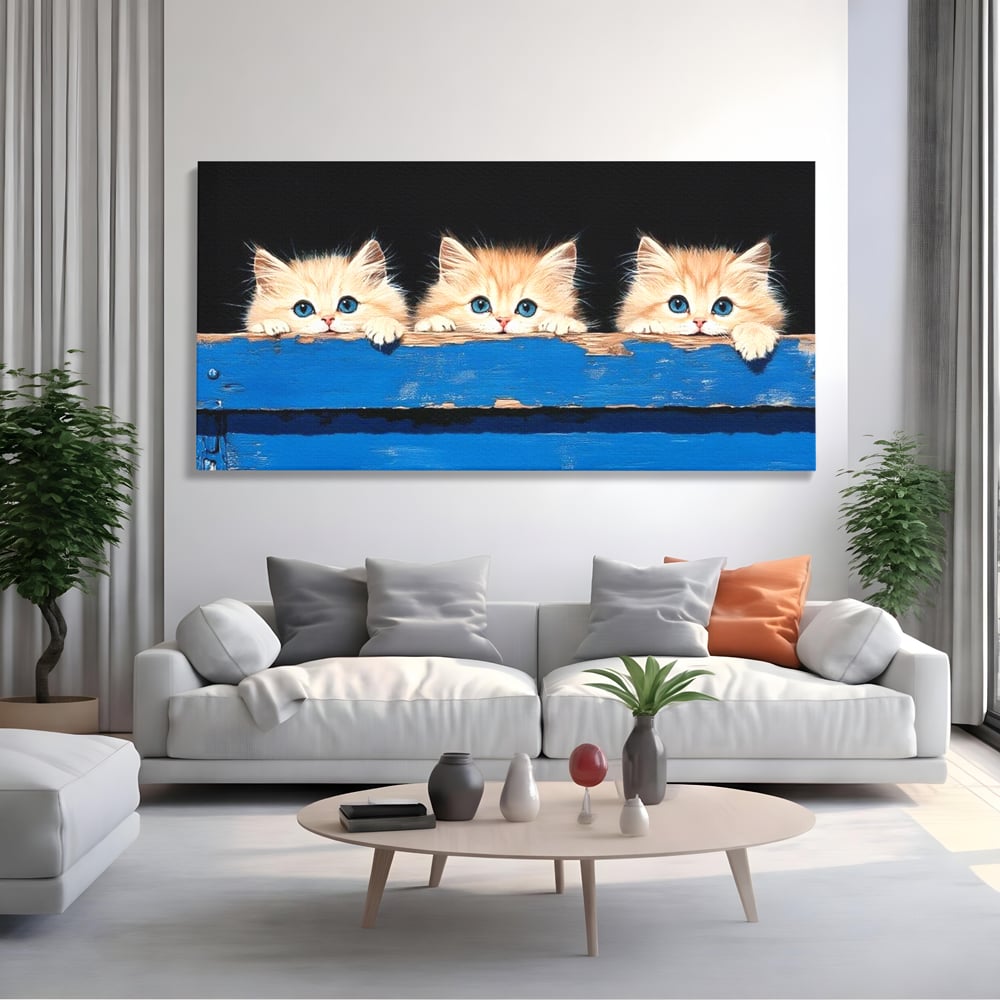 Tablou canvas cu ilustratie digitala cu trei pisicute, fara rama, pe sasiu de lemn, pe perete intr-un living