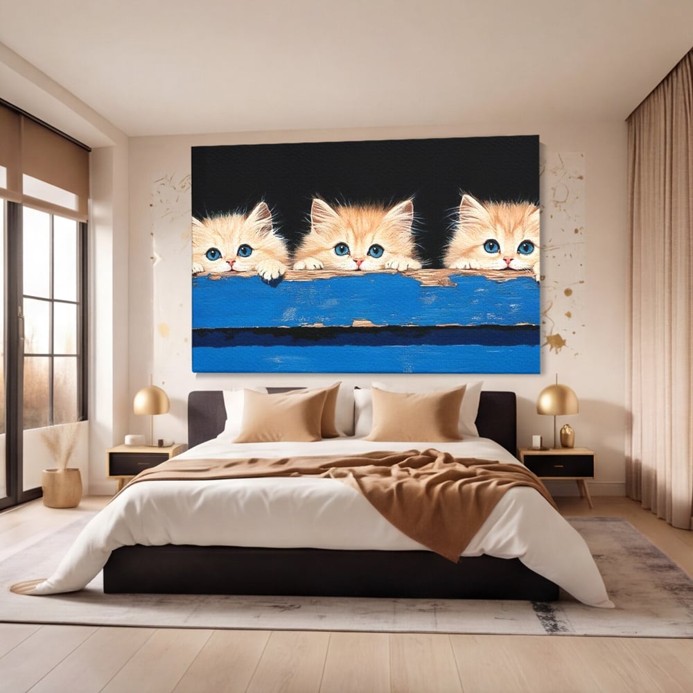Tablou canvas cu ilustratie digitala cu trei pisicute, fara rama, pe sasiu de lemn, pe perete intr-un dormitor