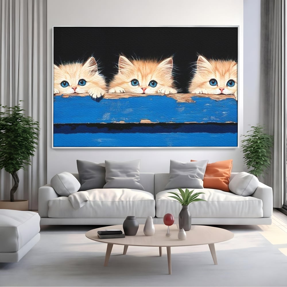 Tablou canvas cu ilustratie digitala cu trei pisicute, in rama de aluminiu argintiu, pe perete intr-un living