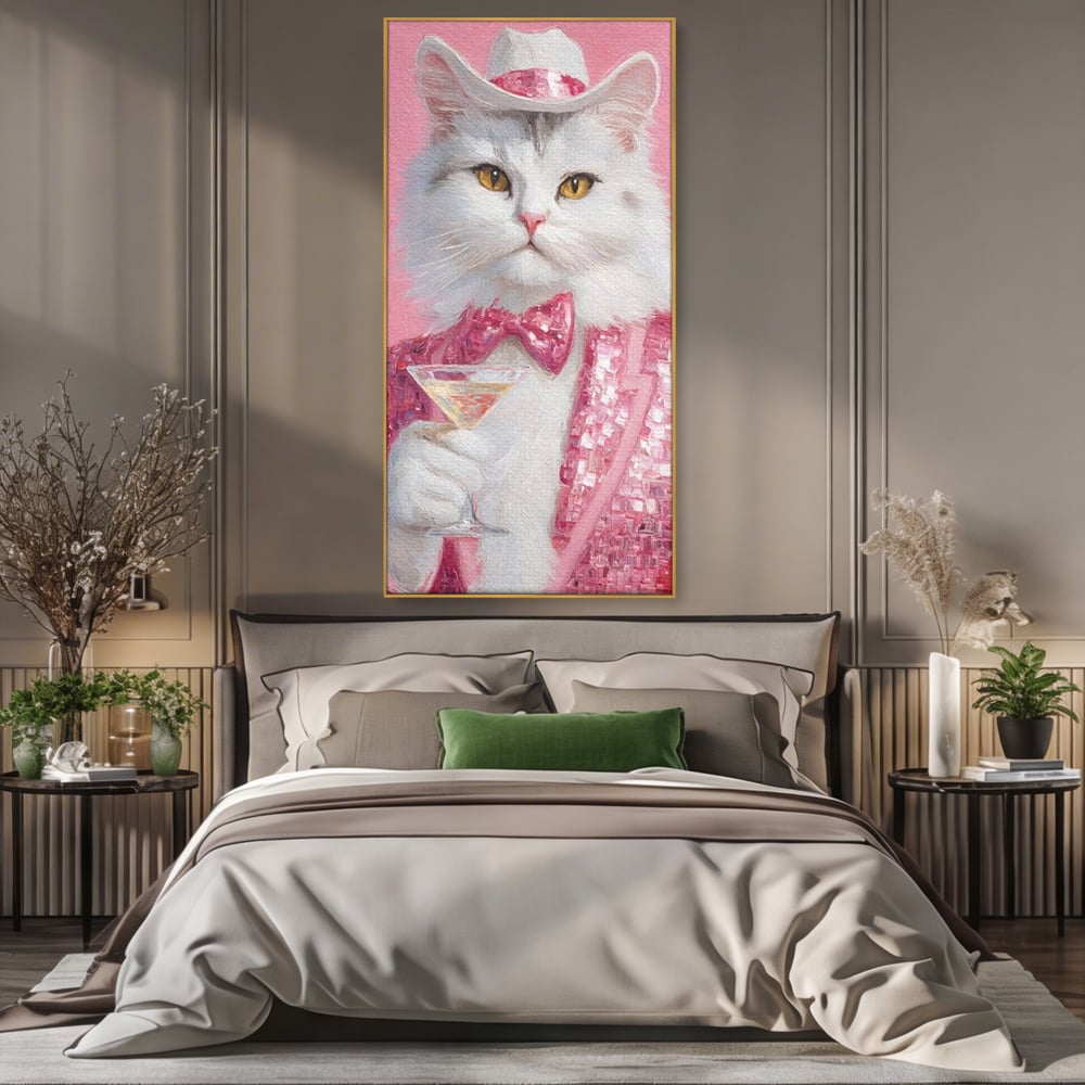 Tablou canvas cu tablou canvas cu motan in costum roz, in rama de aluminiu auriu, pe perete intr-un dormitor