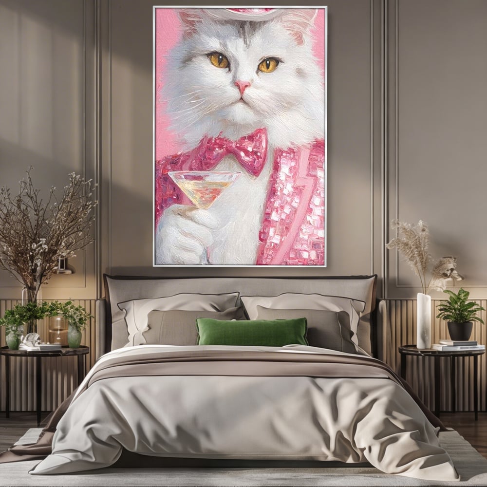 Tablou canvas cu tablou canvas cu motan in costum roz, in rama de aluminiu argintiu, pe perete intr-un dormitor