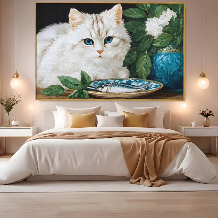 Tablou canvas cu tablou canvas cu pisica alba si peste, in rama de aluminiu auriu, pe perete intr-un dormitor