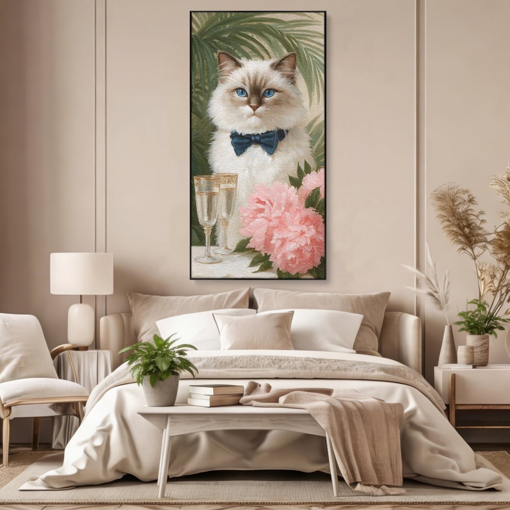 Tablou canvas cu tablou canvas cu motan elegant, in rama de aluminiu negru, pe perete intr-un dormitor
