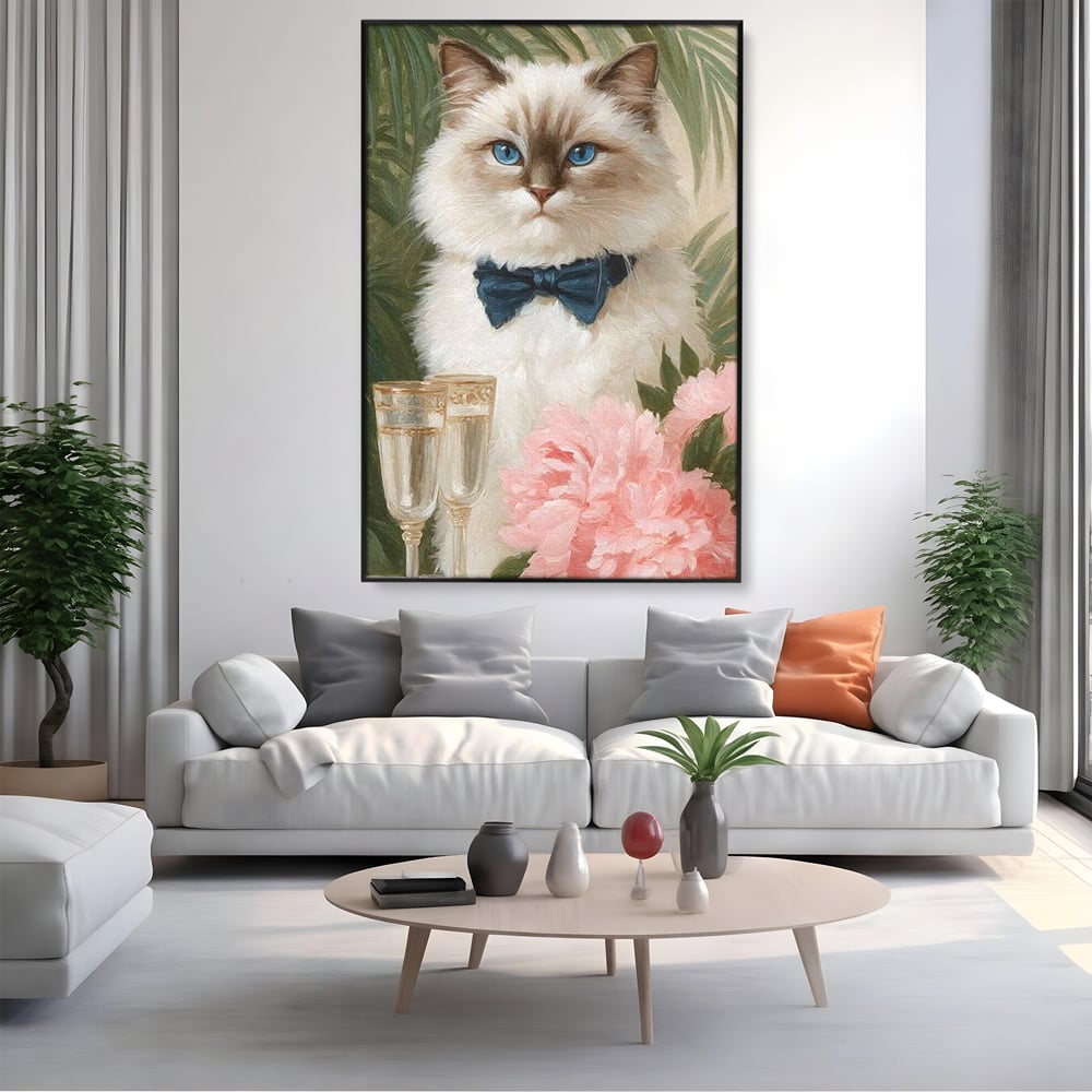 Tablou canvas cu tablou canvas cu motan elegant, in rama de aluminiu negru, pe perete intr-un living