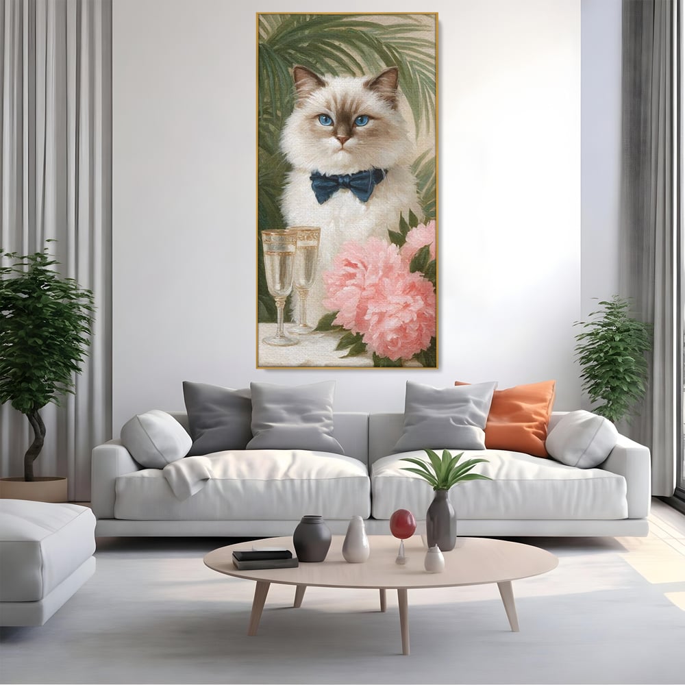 Tablou canvas cu tablou canvas cu motan elegant, in rama de aluminiu auriu, pe perete intr-un living