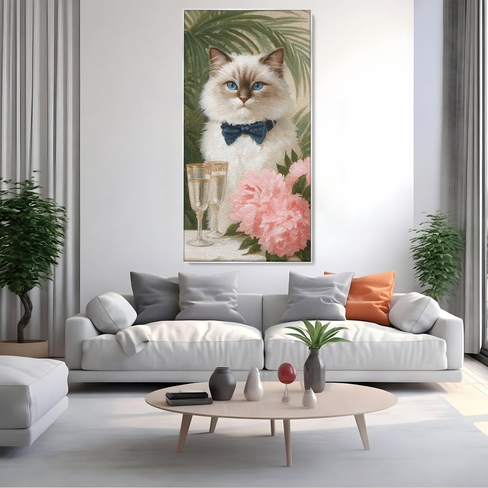 Tablou canvas cu tablou canvas cu motan elegant, in rama de aluminiu argintiu, pe perete intr-un living