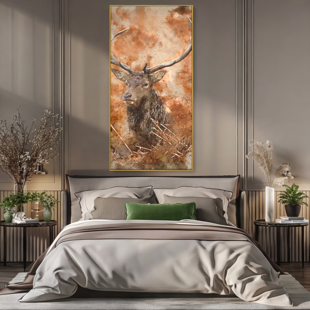 Tablou canvas cu tablou canvas cu cerb in padure, in rama de aluminiu auriu, pe perete intr-un dormitor