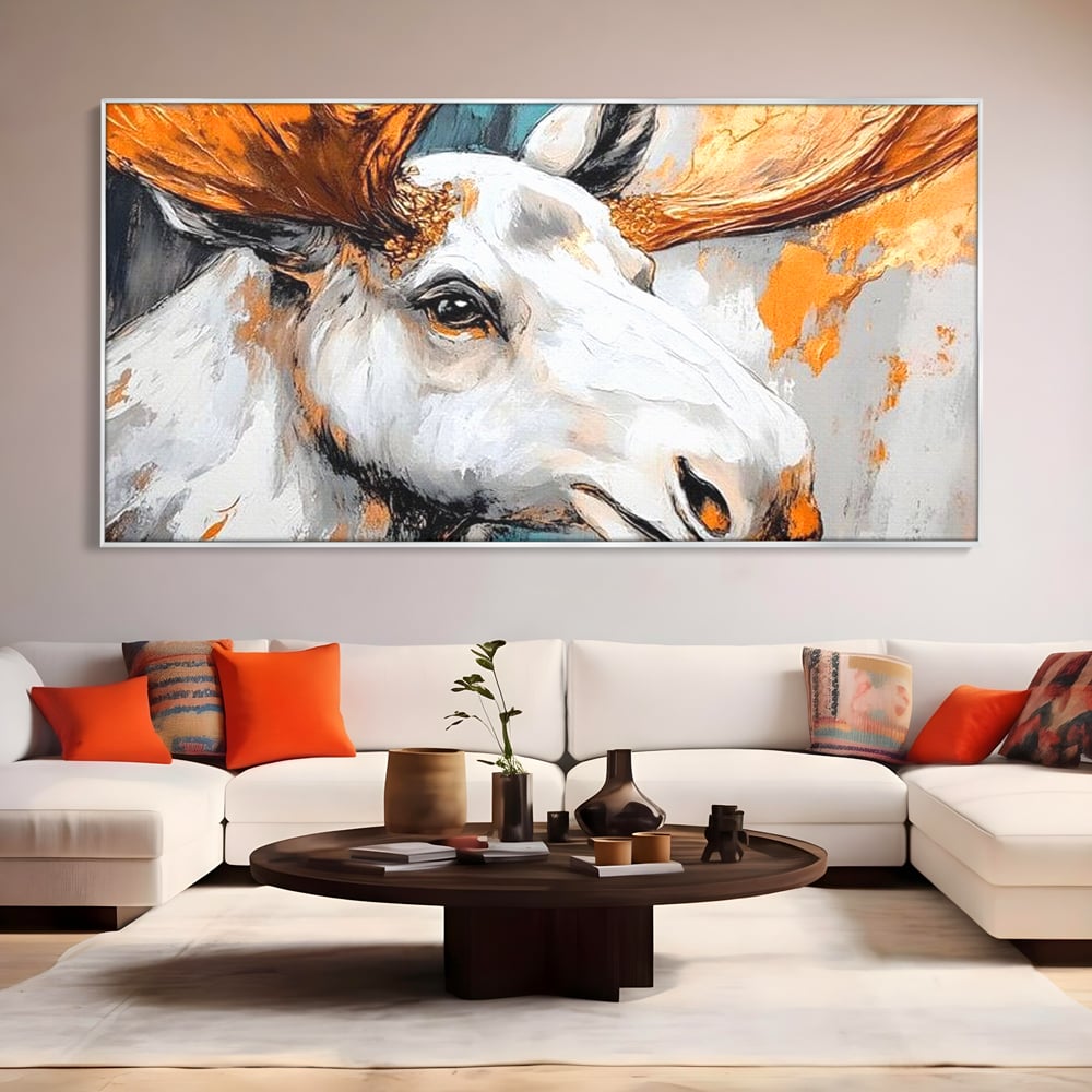 Tablou canvas cu tablou canvas cu cap de elan pictat, in rama de aluminiu argintiu, pe perete intr-un living