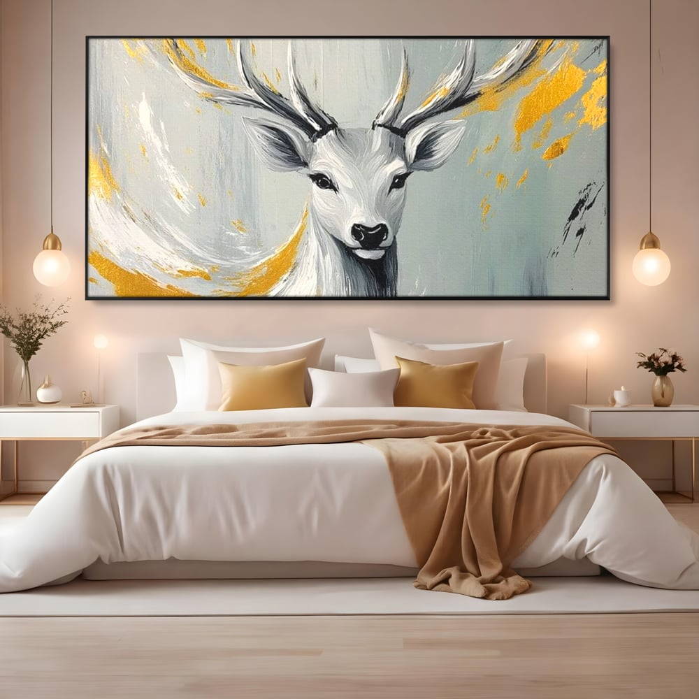 Tablou canvas cu pictura cu portret de cerb si detalii aurii, in rama de aluminiu negru, pe perete intr-un dormitor