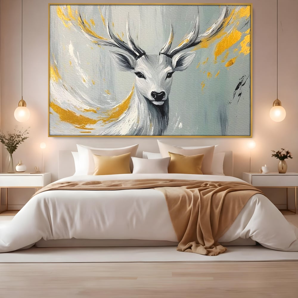 Tablou canvas cu pictura cu portret de cerb si detalii aurii, in rama de aluminiu auriu, pe perete intr-un dormitor