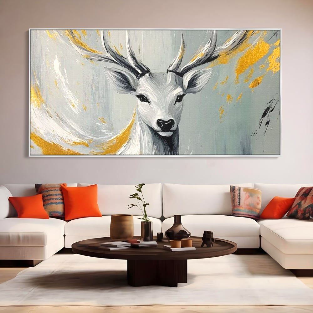 Tablou canvas cu pictura cu portret de cerb si detalii aurii, in rama de aluminiu argintiu, pe perete intr-un living