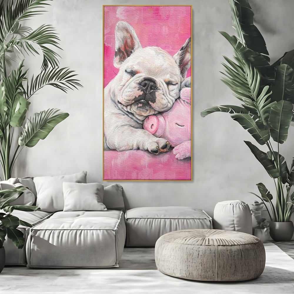 Tablou canvas cu pictura cu bulldog si porcusor, in rama de aluminiu auriu, pe perete intr-un living