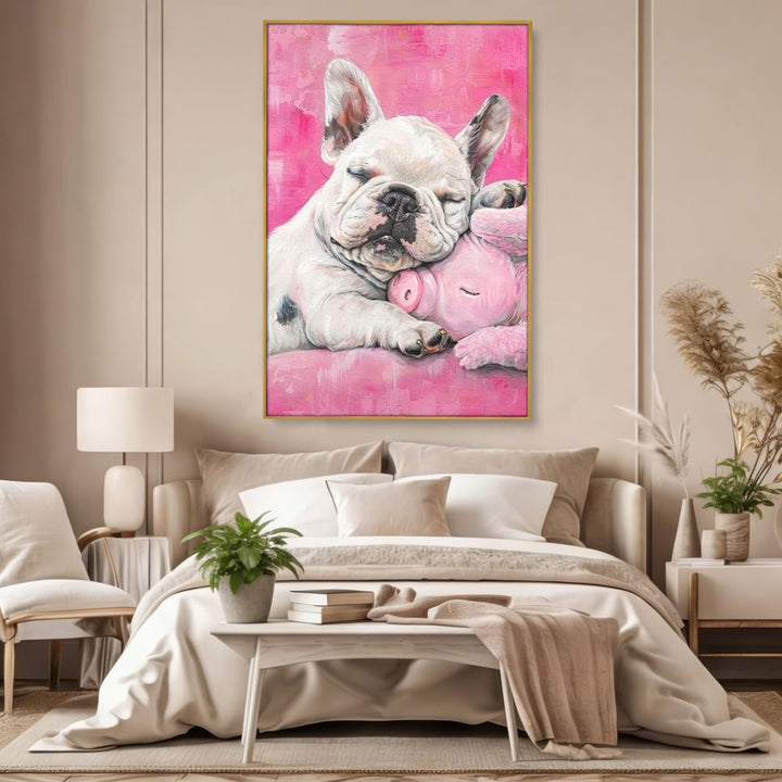 Tablou canvas cu pictura cu bulldog si porcusor, in rama de aluminiu auriu, pe perete intr-un dormitor