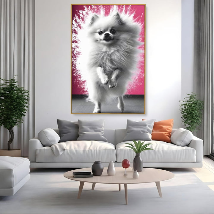 Tablou canvas cu tablou canvas cu caine pomeranian alb, in rama de aluminiu auriu, pe perete intr-un living