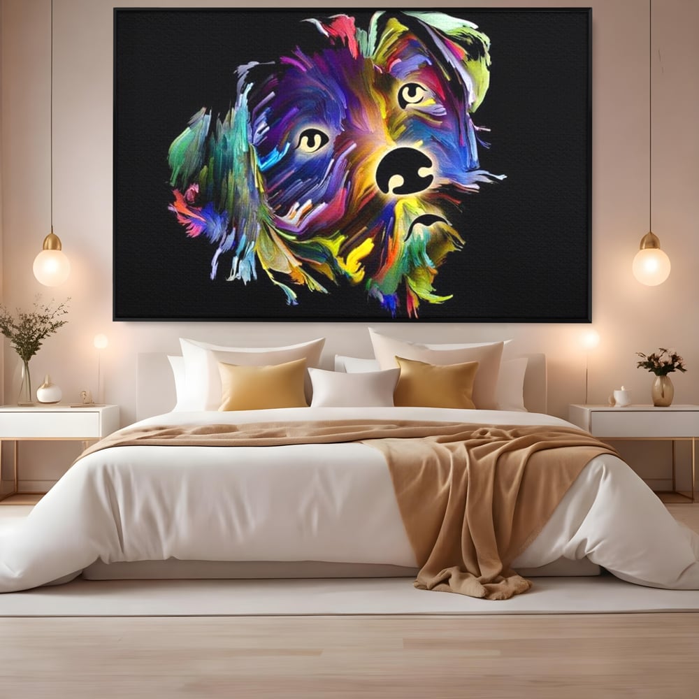 Tablou canvas cu tablou canvas cu un catel multicolor, in rama de aluminiu negru, pe perete intr-un dormitor
