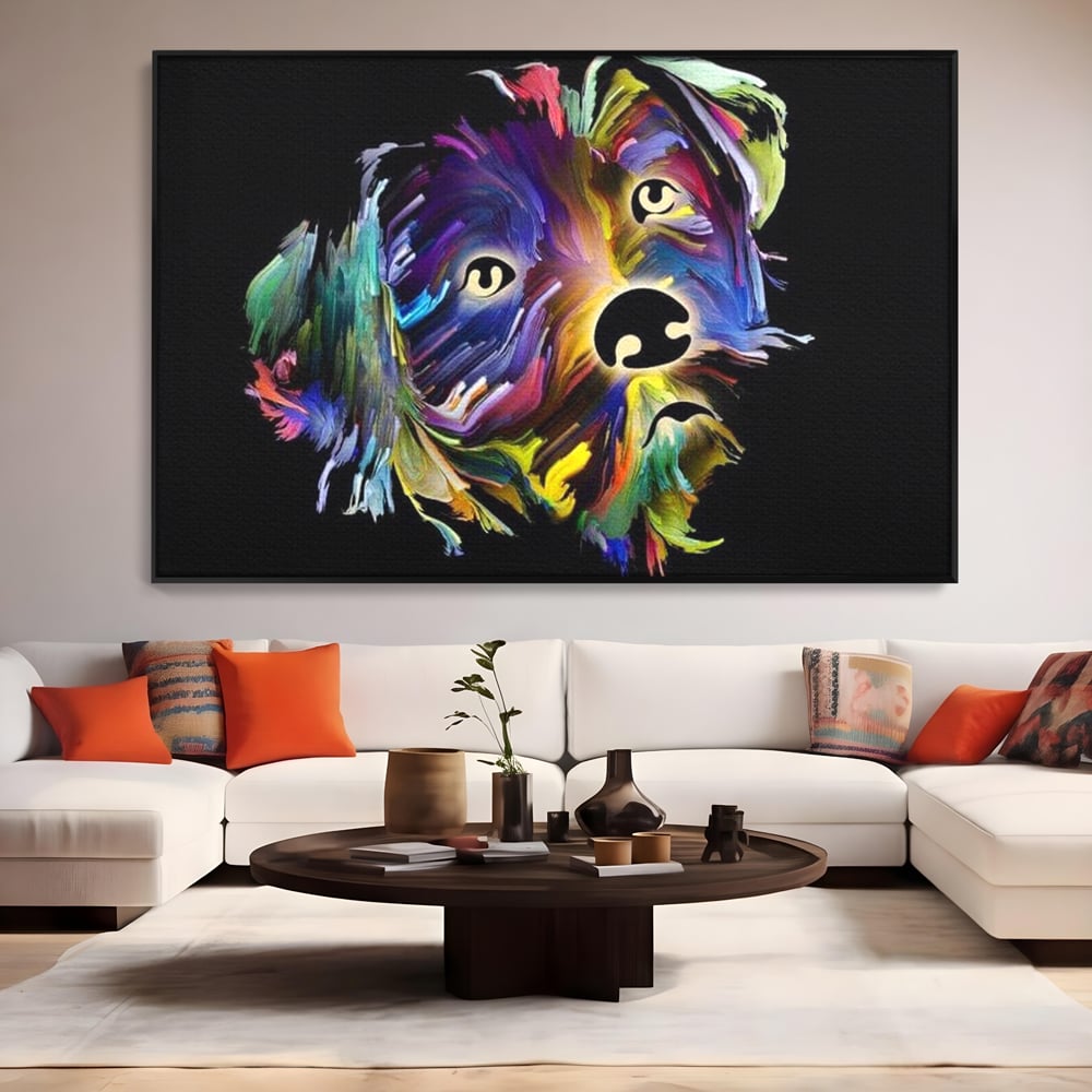 Tablou canvas cu tablou canvas cu un catel multicolor, in rama de aluminiu negru, pe perete intr-un living