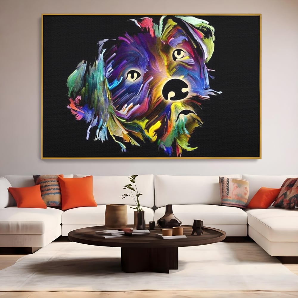 Tablou canvas cu tablou canvas cu un catel multicolor, in rama de aluminiu auriu, pe perete intr-un living