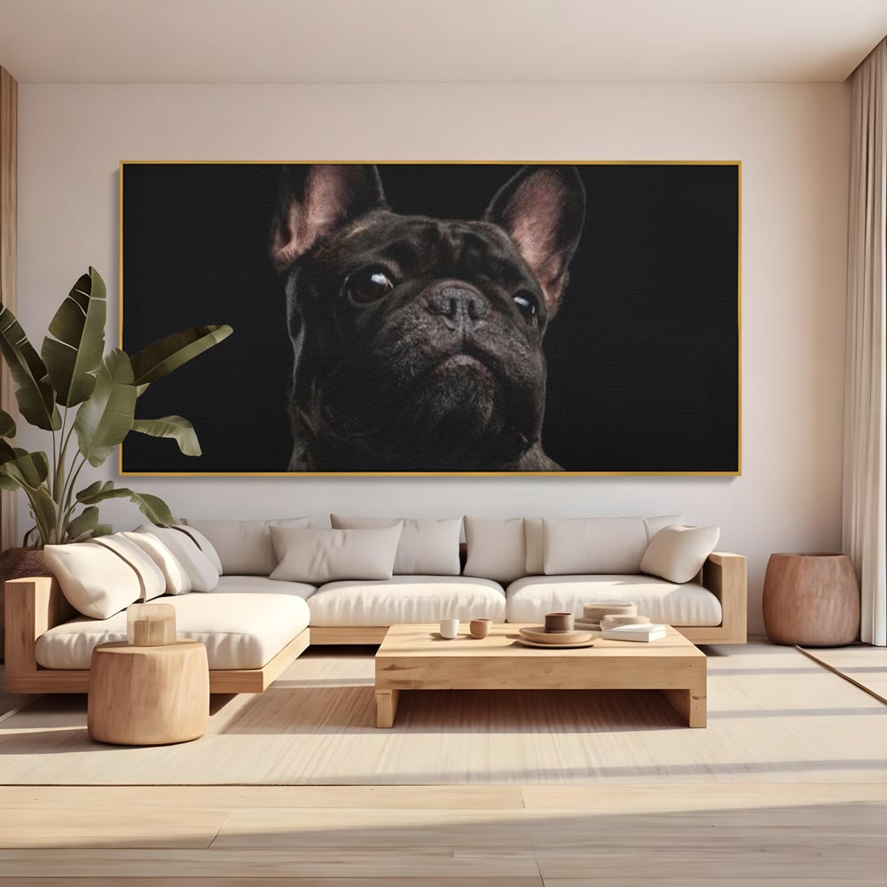 Tablou canvas cu tablou canvas cu bulldog in umbra, in rama de aluminiu auriu, pe perete intr-un living