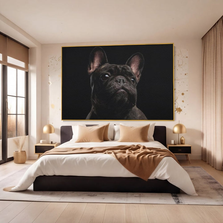 Tablou canvas cu tablou canvas cu bulldog in umbra, in rama de aluminiu auriu, pe perete intr-un dormitor