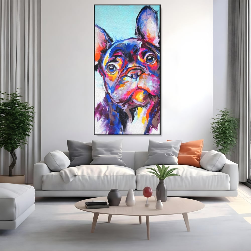 Tablou canvas cu tablou canvas cu bulldog in stil pop art, in rama de aluminiu negru, pe perete intr-un living