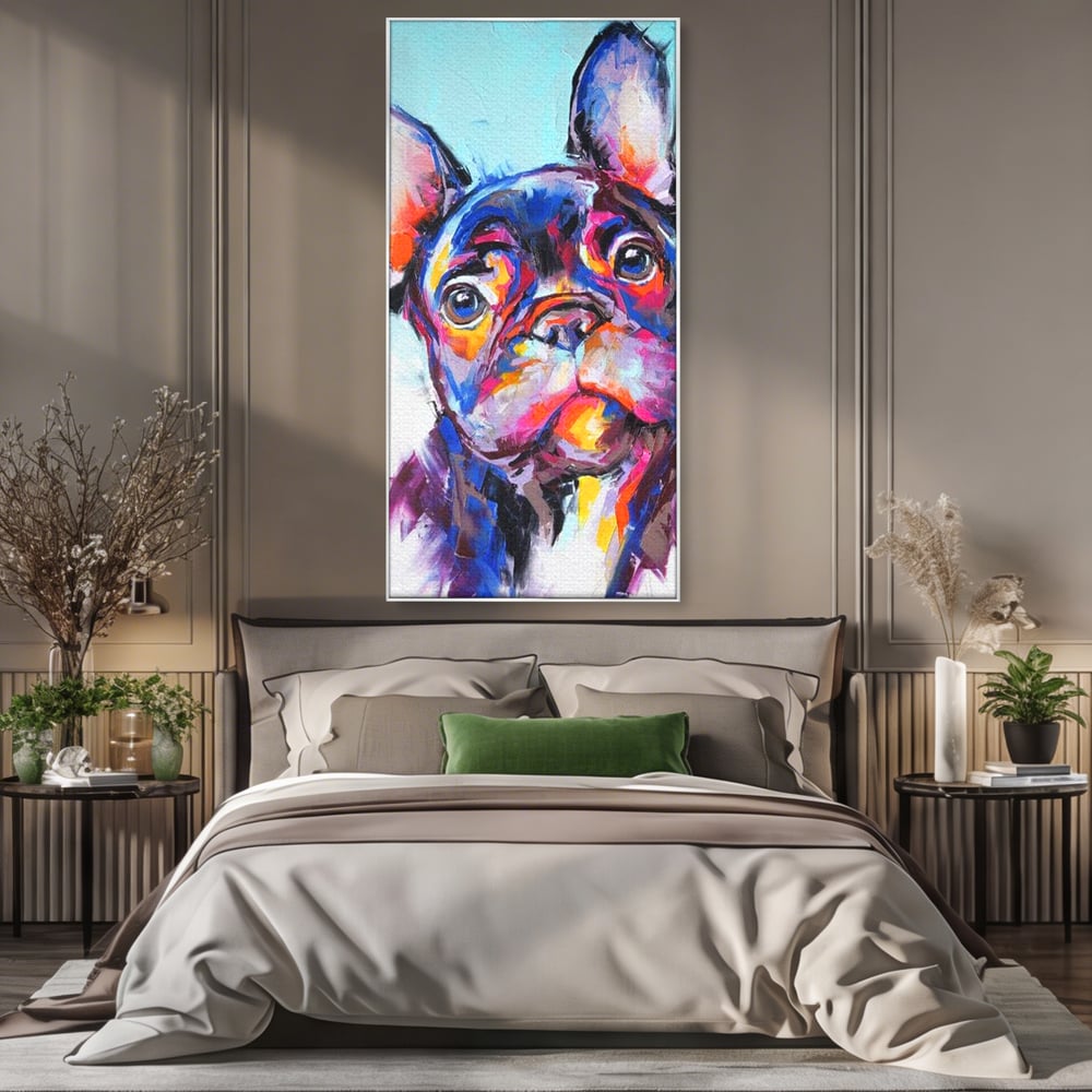 Tablou canvas cu tablou canvas cu bulldog in stil pop art, in rama de aluminiu argintiu, pe perete intr-un dormitor