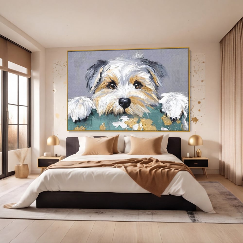 Tablou canvas cu pictura cu catel yorkshire privind curios, in rama de aluminiu auriu, pe perete intr-un dormitor