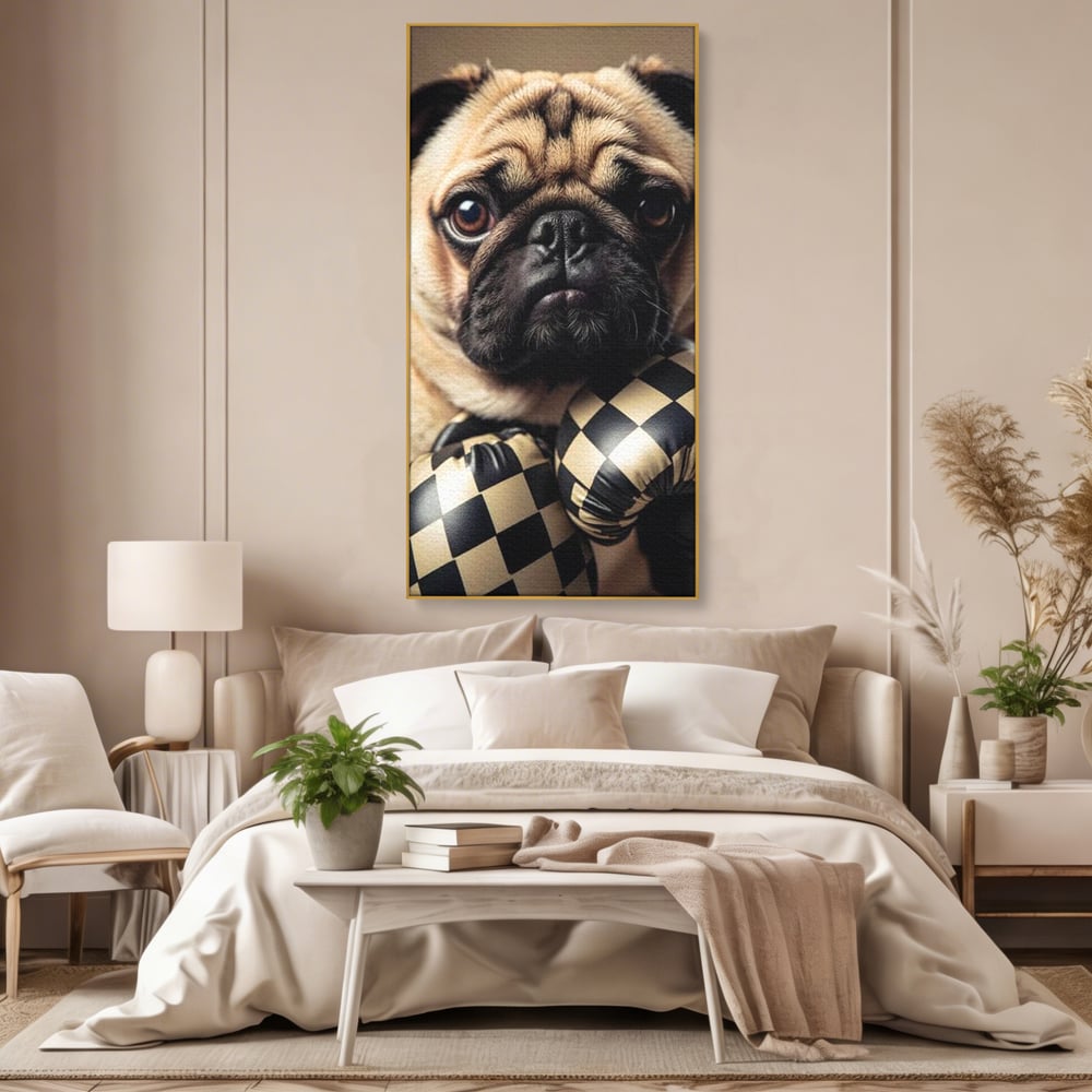 Tablou canvas cu tablou canvas cu pug in manusi de box, in rama de aluminiu auriu, pe perete intr-un dormitor