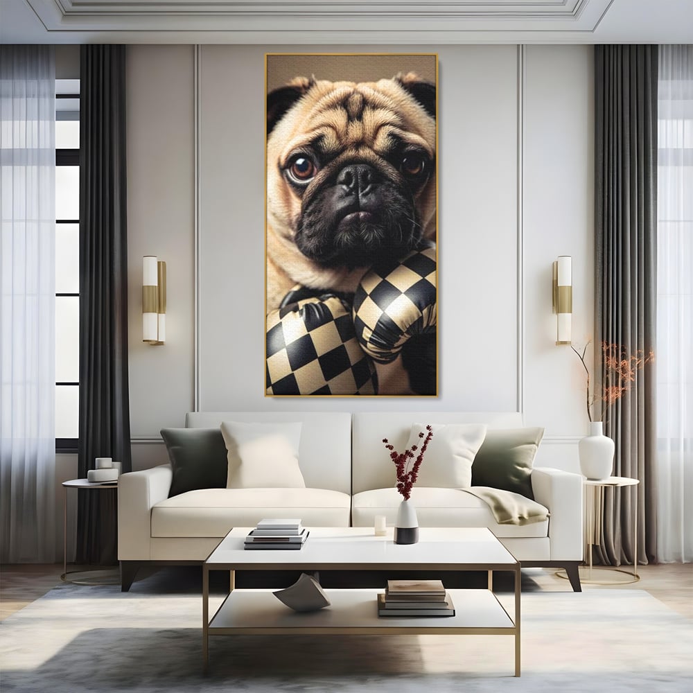 Tablou canvas cu tablou canvas cu pug in manusi de box, in rama de aluminiu auriu, pe perete intr-un living