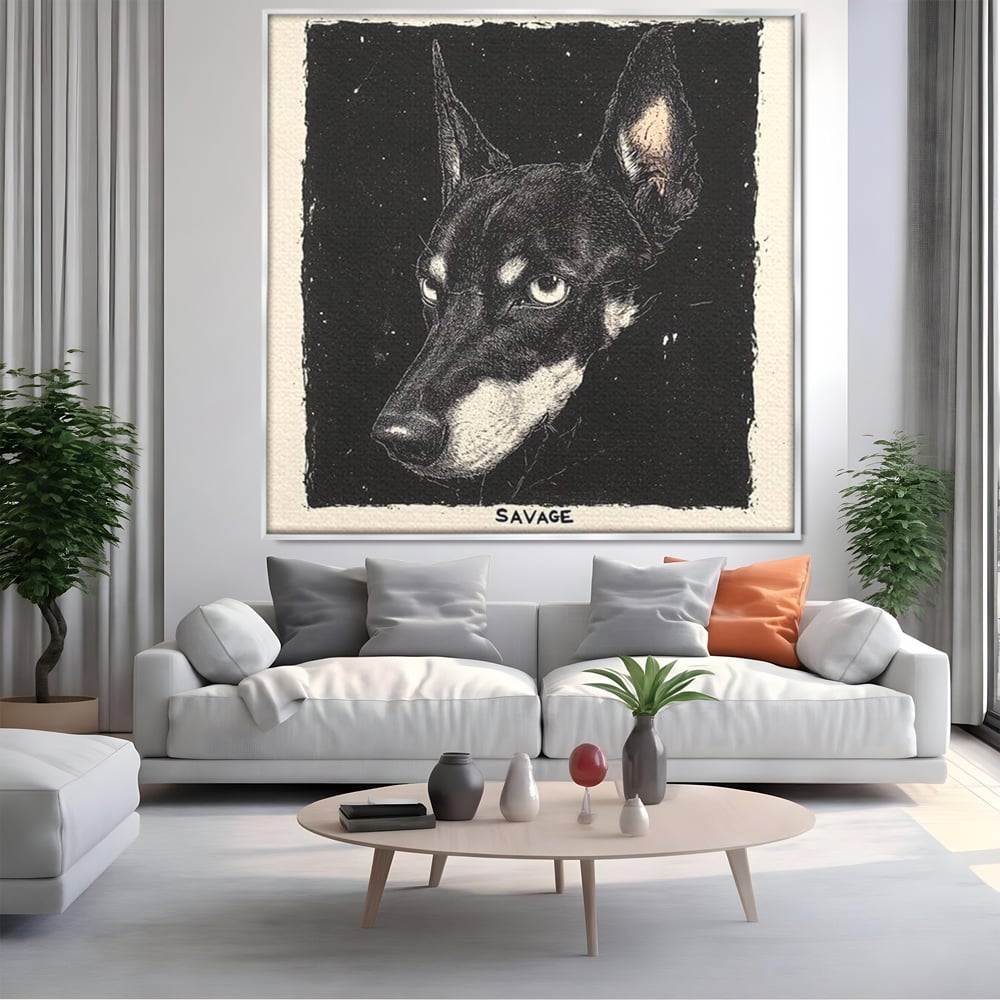 Tablou canvas cu tablou canvas cu portret de caine, in rama de aluminiu argintiu, pe perete intr-un living