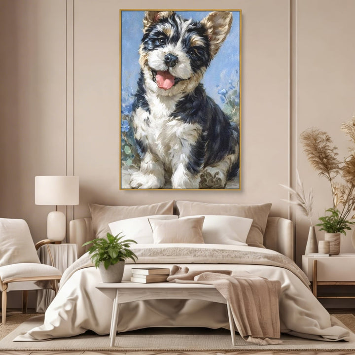 Tablou canvas cu tablou canvas cu catelus pufos, in rama de aluminiu auriu, pe perete intr-un dormitor