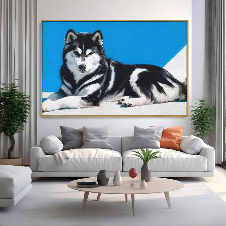 Tablou canvas cu tablou canvas cu husky alb-negru, in rama de aluminiu auriu, pe perete intr-un living