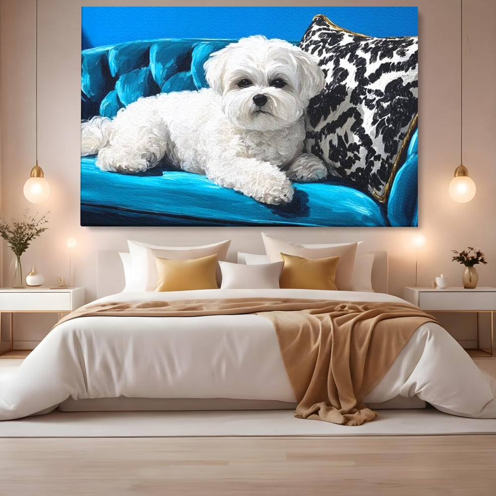 Tablou canvas cu pictura cu bichon alb pe canapea, fara rama, pe sasiu de lemn, pe perete intr-un dormitor