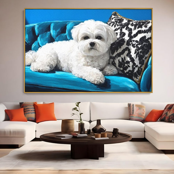Tablou canvas cu pictura cu bichon alb pe canapea, in rama de aluminiu auriu, pe perete intr-un living