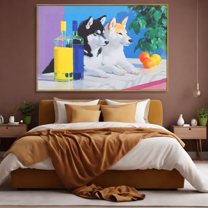 Tablou canvas cu pictura cu doi catei si sticle, in rama de aluminiu auriu, pe perete intr-un dormitor
