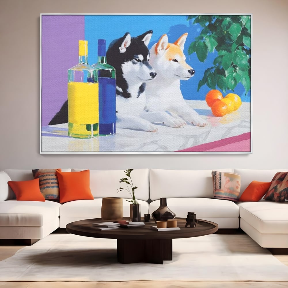 Tablou canvas cu pictura cu doi catei si sticle, in rama de aluminiu argintiu, pe perete intr-un living