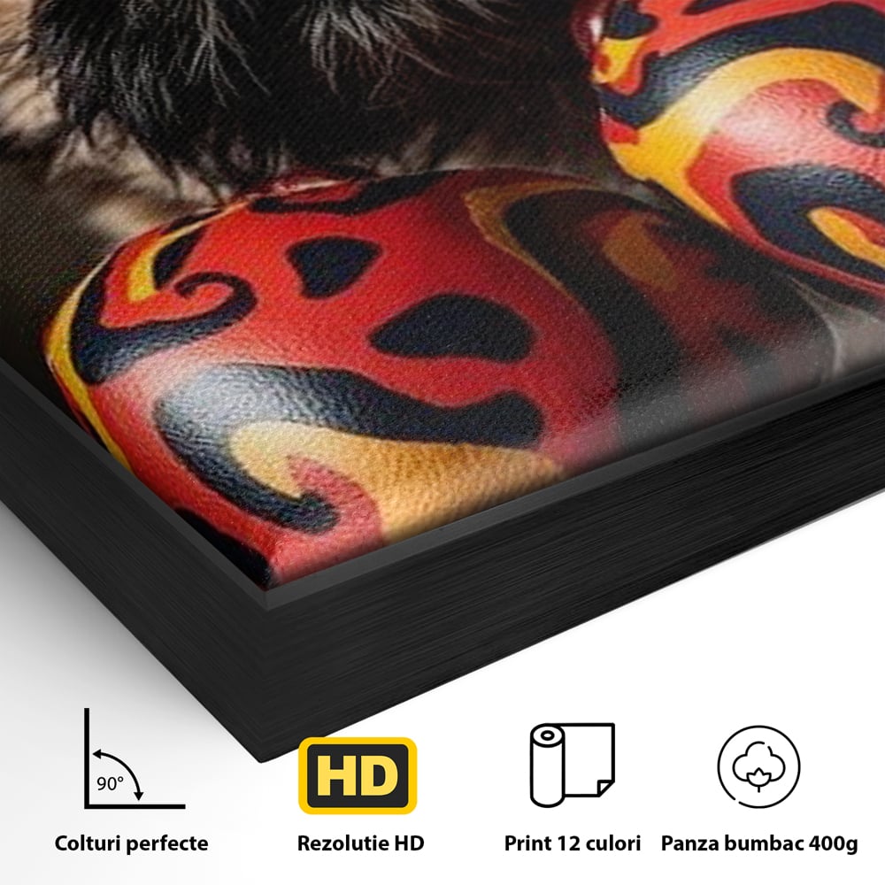 Detaliu al suprafetei: tablou canvas cu catel purtand manusi de box, in rama de aluminiu negru