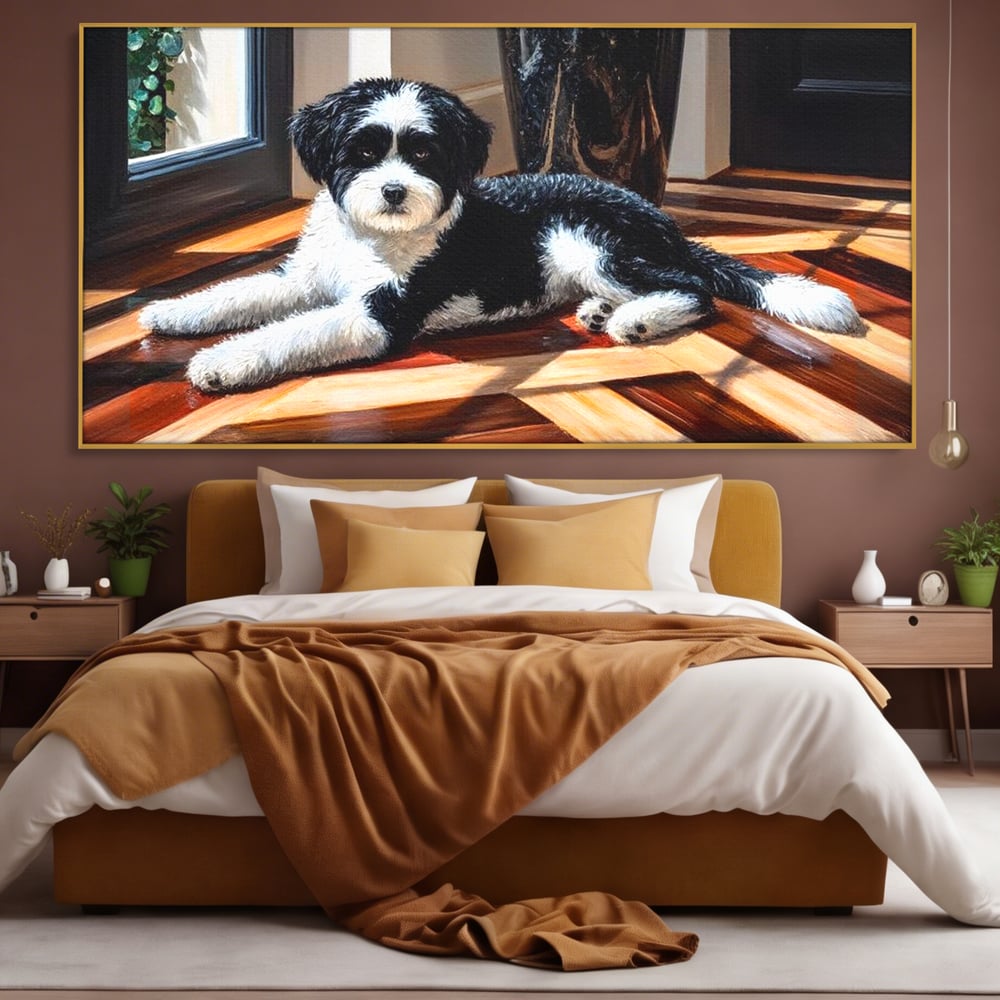 Tablou canvas cu tablou canvas cu catel negru cu alb, in rama de aluminiu auriu, pe perete intr-un dormitor