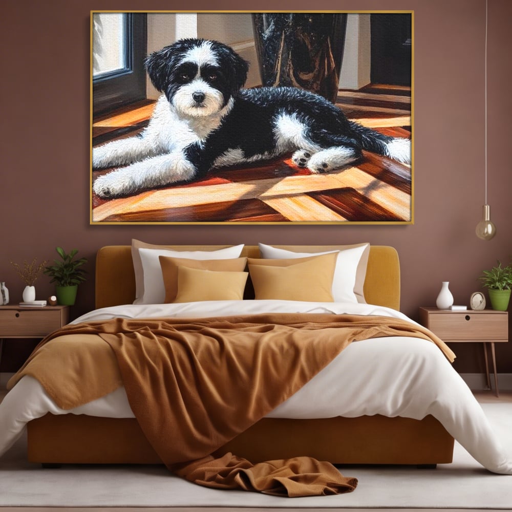 Tablou canvas cu tablou canvas cu catel negru cu alb, in rama de aluminiu auriu, pe perete intr-un dormitor