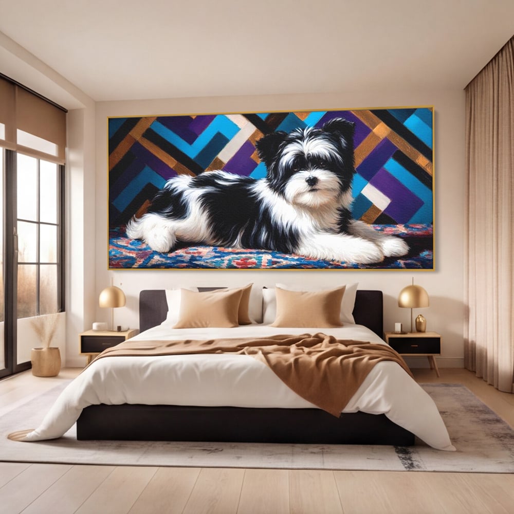 Tablou canvas cu tablou canvas cu catel pufos alb-negru, in rama de aluminiu auriu, pe perete intr-un dormitor