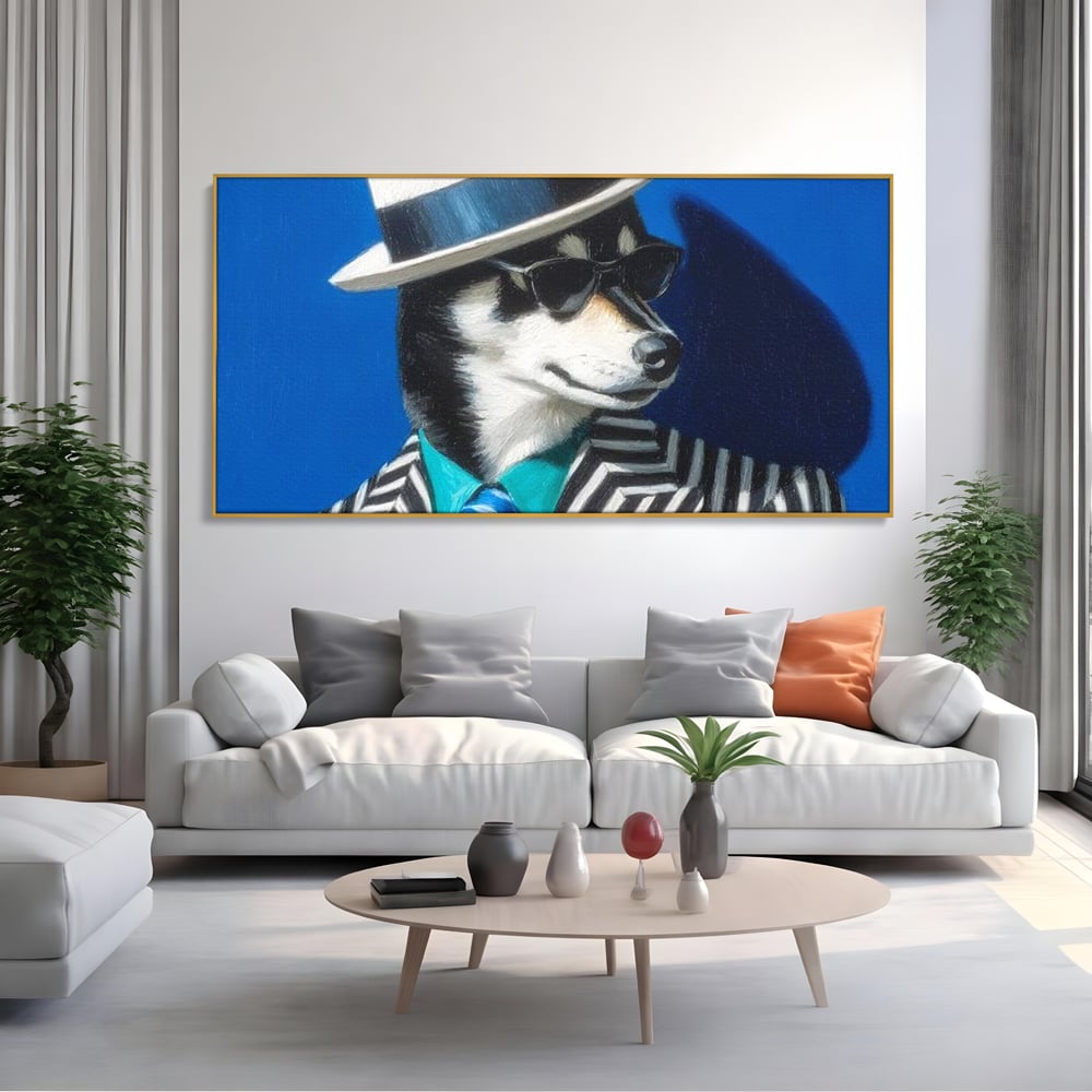 Tablou canvas cu tablou canvas cu caine imbracat elegant, in rama de aluminiu auriu, pe perete intr-un living