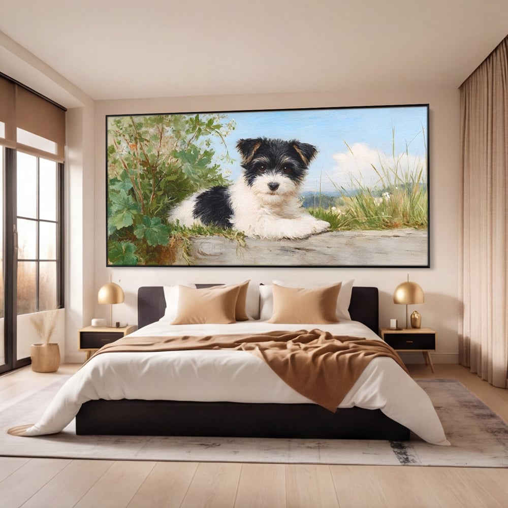 Tablou canvas cu tablou canvas cu pui de caine, in rama de aluminiu negru, pe perete intr-un dormitor