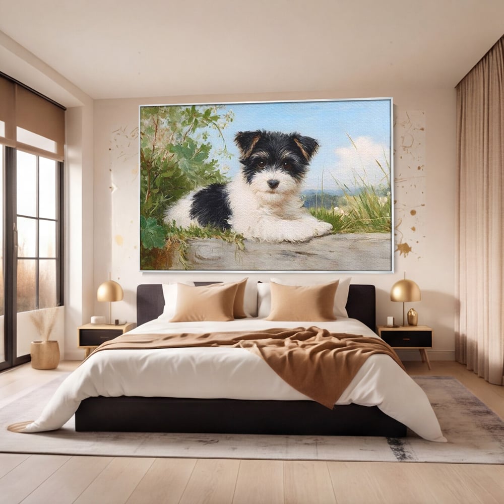 Tablou canvas cu tablou canvas cu pui de caine, in rama de aluminiu argintiu, pe perete intr-un dormitor